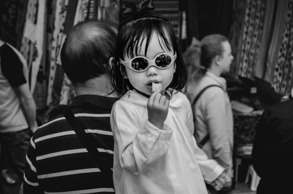 niños-comiendo-pescado-2