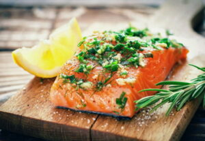 La nutrición del salmón también es rica en vitaminas como la A, D, E y B