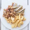 Cómo hacer pescado frito andaluz: la receta tradicional que nunca falla