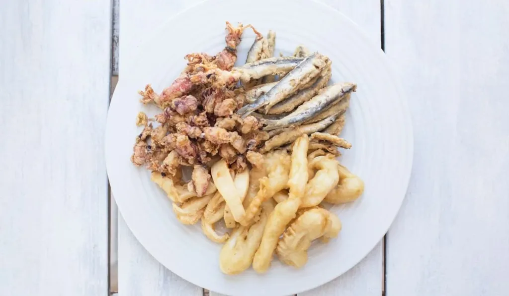 Cómo hacer pescado frito andaluz: la receta tradicional que nunca falla