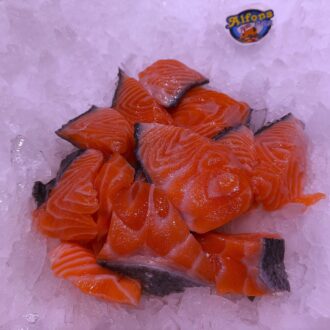 Dados de salmón fresco de alta calidad para cocinar a la plancha, horno o tartar. Compra pescado online con envío refrigerado.