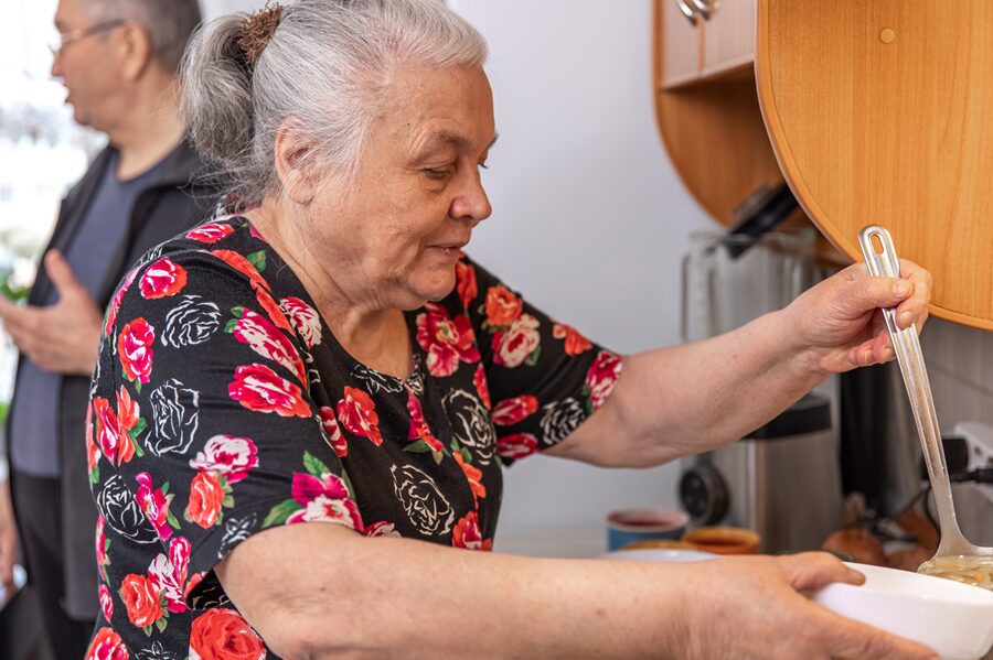 pescado fresco limpio y preparado para personas mayores
