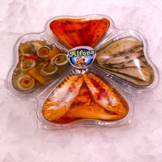 Flor del Aperitivo con surtido de boquerones en vinagre, caballa en escabeche, aceitunas rellenas y especialidades marineras. Compra online en Pescado a Casa.